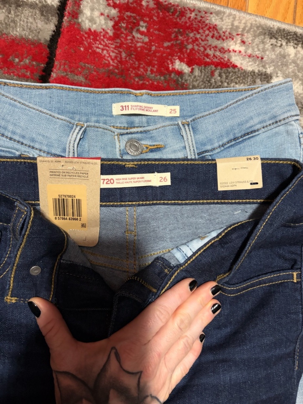 2 pairs ! Levi's Two pair kinny Jeans in Dark Blue and Light Blue - Picture 2 of 3